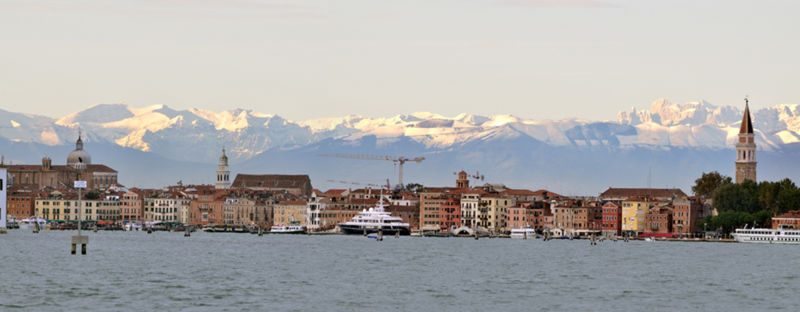 Immagine:Laguna di Venezia panorama con montagne.jpg