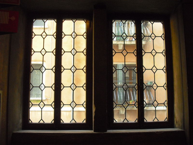 Immagine:Fontego Tedeschi finestre delle scale.jpg