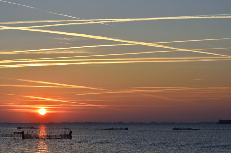 Immagine:Traffico aereo al tramonto (Laguna di Venezia).jpg