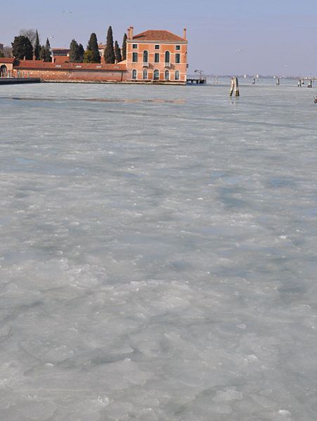 Immagine:Casin dei Spiriti isolato dal ghiaccio.jpg