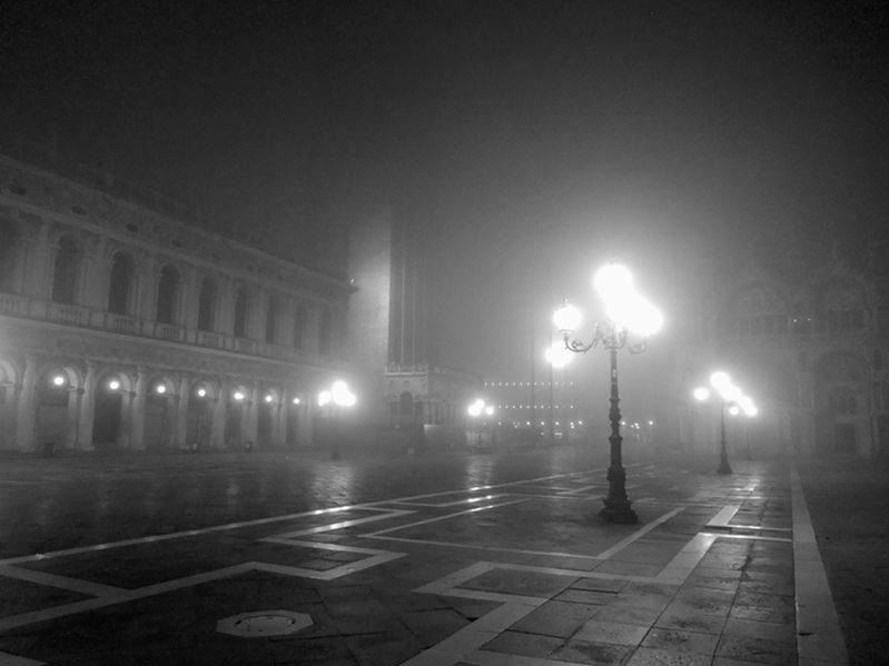 Immagine:Notte di nebbia (Piazza S.Marco Venezia) .jpg
