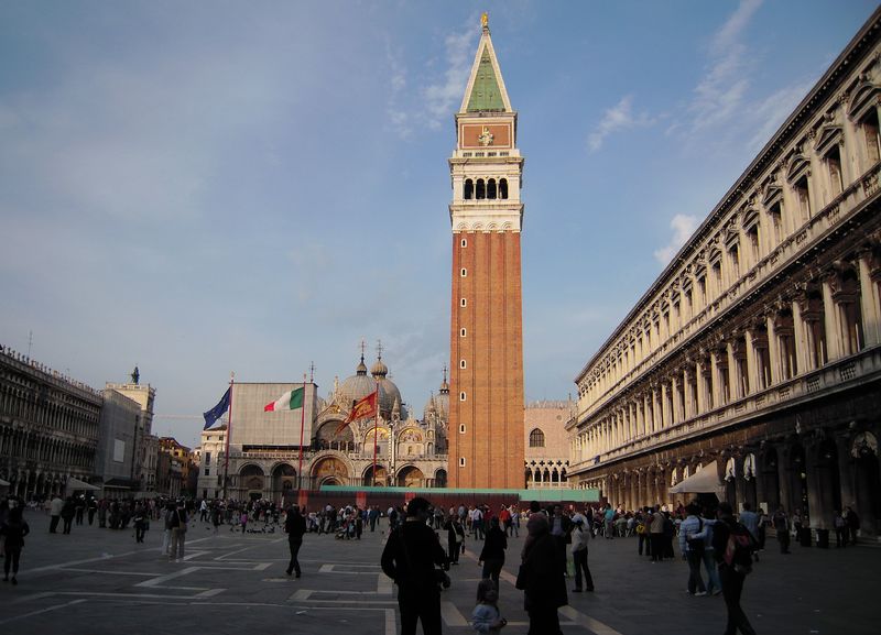 Immagine:Piazza e Campanile di San Marco.jpg