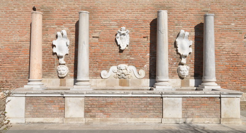 Immagine:Fontana Cattedrale Chioggia.jpg