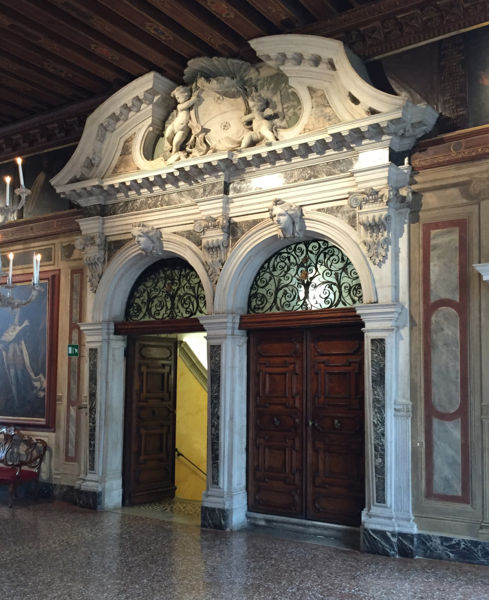 Immagine:Mocenigo San Stae - Ingresso piano nobile.jpg
