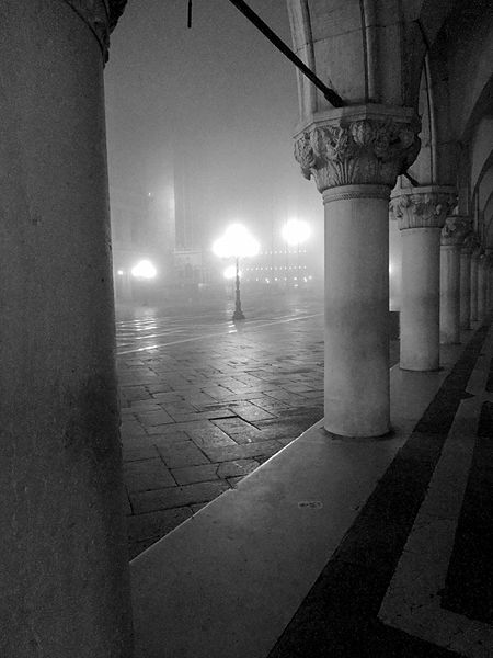 Immagine:Notte di nebbia ( piazza S.Marco Venezia ).jpg
