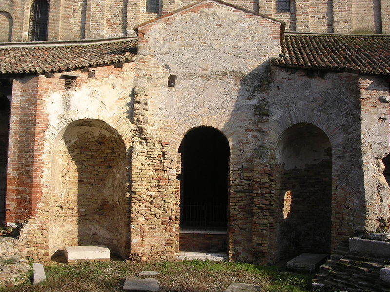 Immagine:Torcello Fonte Battesimale.JPG