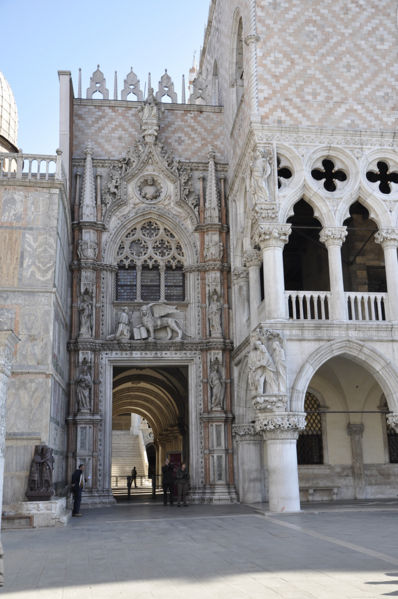 Immagine:Palazzo Ducale - "Porta della Carta".JPG